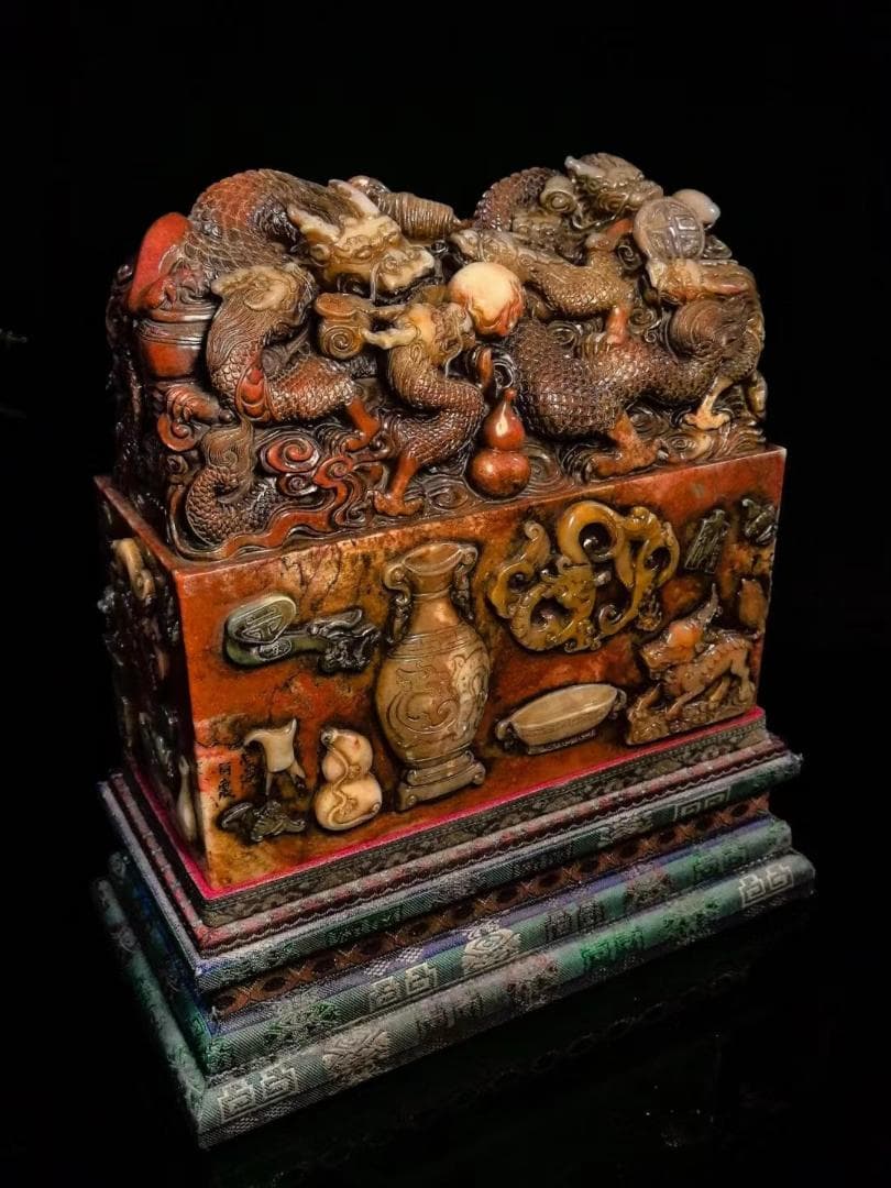 中国古美術・九龍が珠を戯れる・寿山石極品五彩田黄の印鑑・文房具・賞