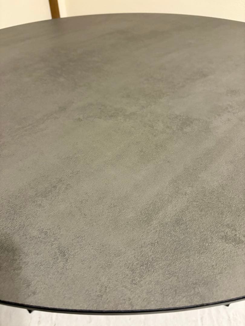 円形グレーのテーブル X型脚