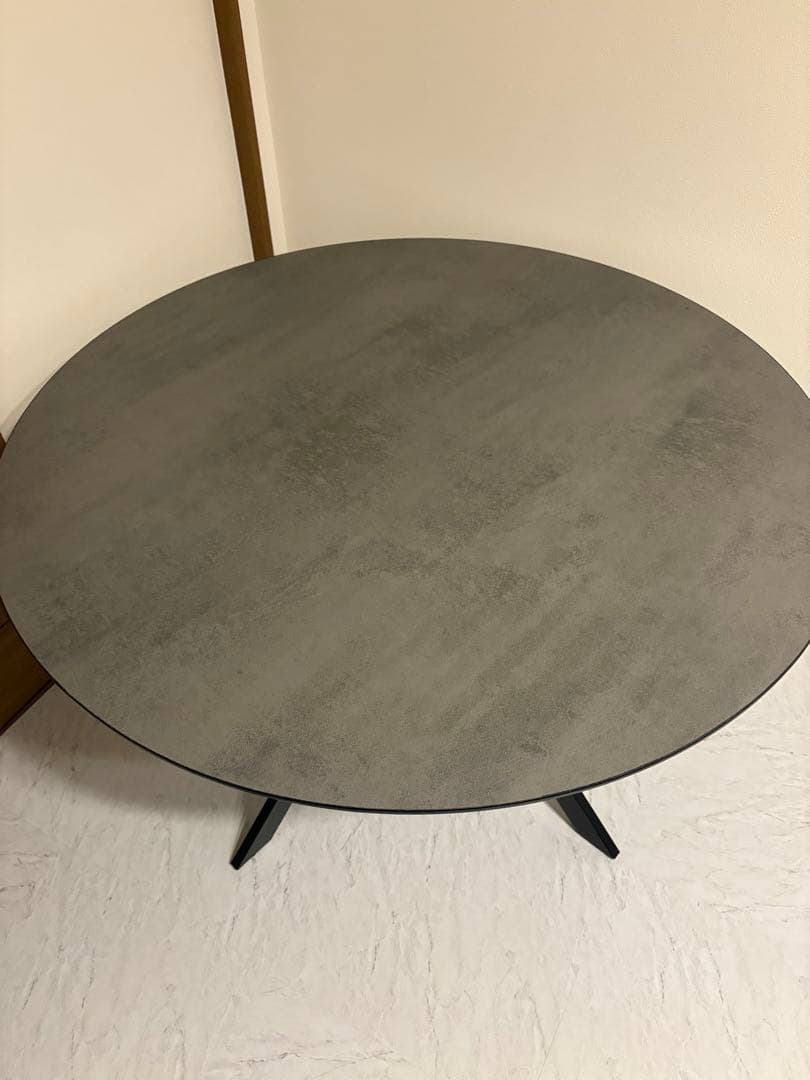 円形グレーのテーブル X型脚