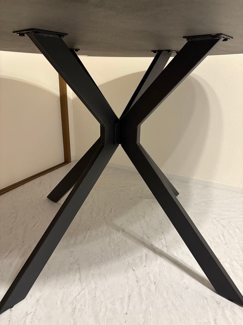 円形グレーのテーブル X型脚