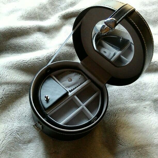 新品未使用です飾っていました宝石入れです持ちてがあるので使いやすいです