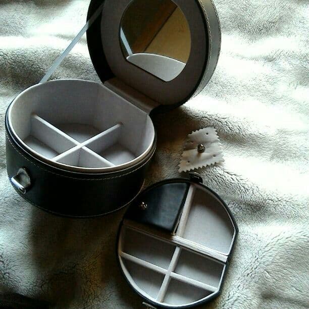 新品未使用です飾っていました宝石入れです持ちてがあるので使いやすいです