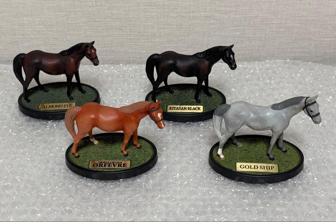 アーモンドアイ＆オルフェーヴル＆キタサンブラック＆ゴールドシップ フィギュア