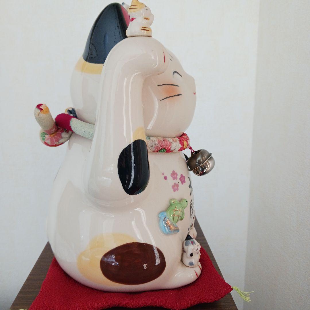 薬師窯 彩絵 招福大開運招き猫 (ちりめん 首輪.座布団付き) 置物