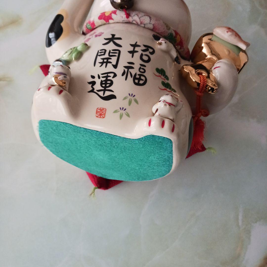 薬師窯 彩絵 招福大開運招き猫 (ちりめん 首輪.座布団付き) 置物