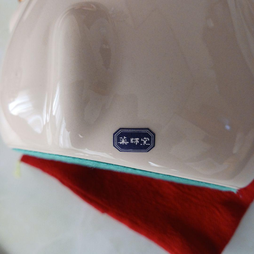 薬師窯 彩絵 招福大開運招き猫 (ちりめん 首輪.座布団付き) 置物