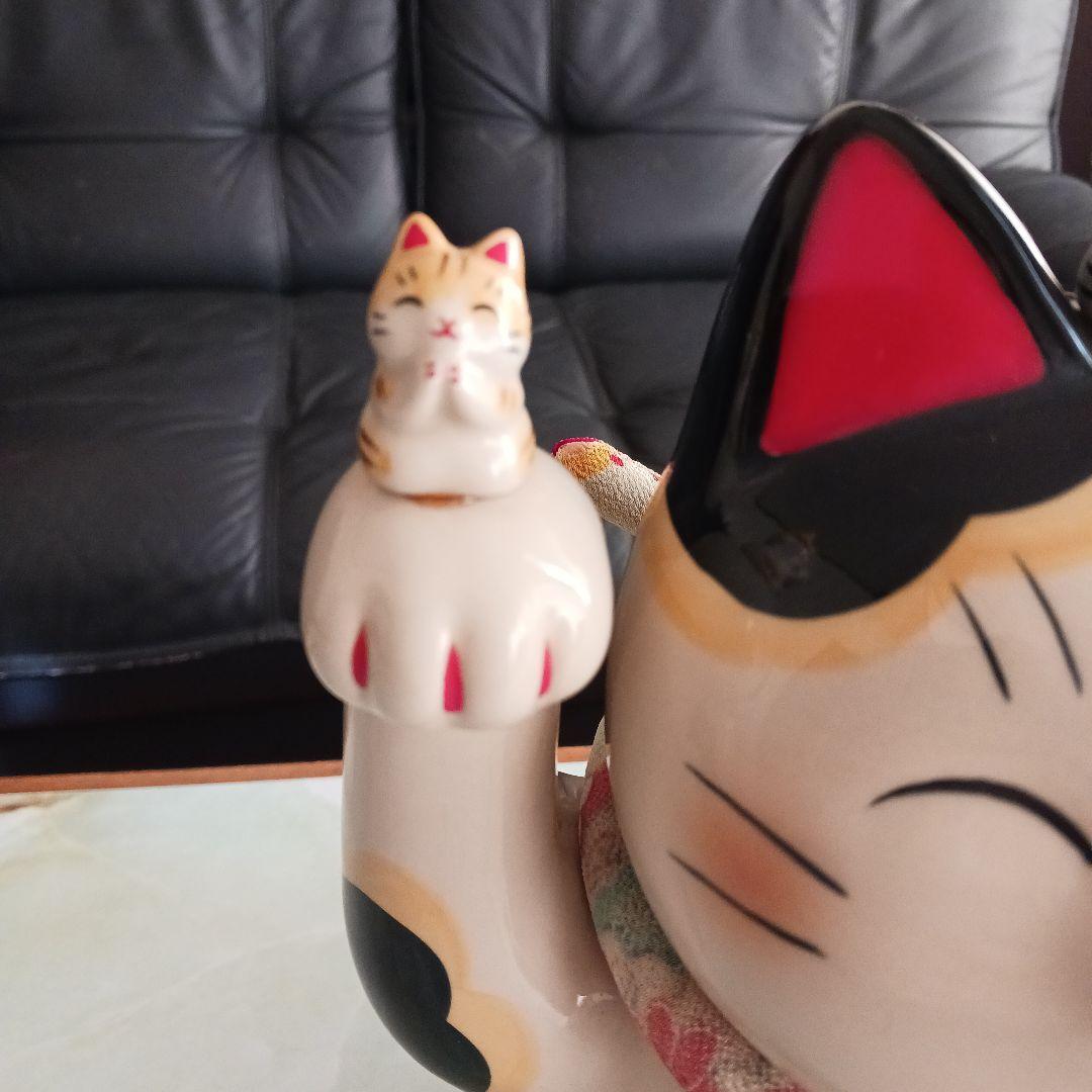 薬師窯 彩絵 招福大開運招き猫 (ちりめん 首輪.座布団付き) 置物