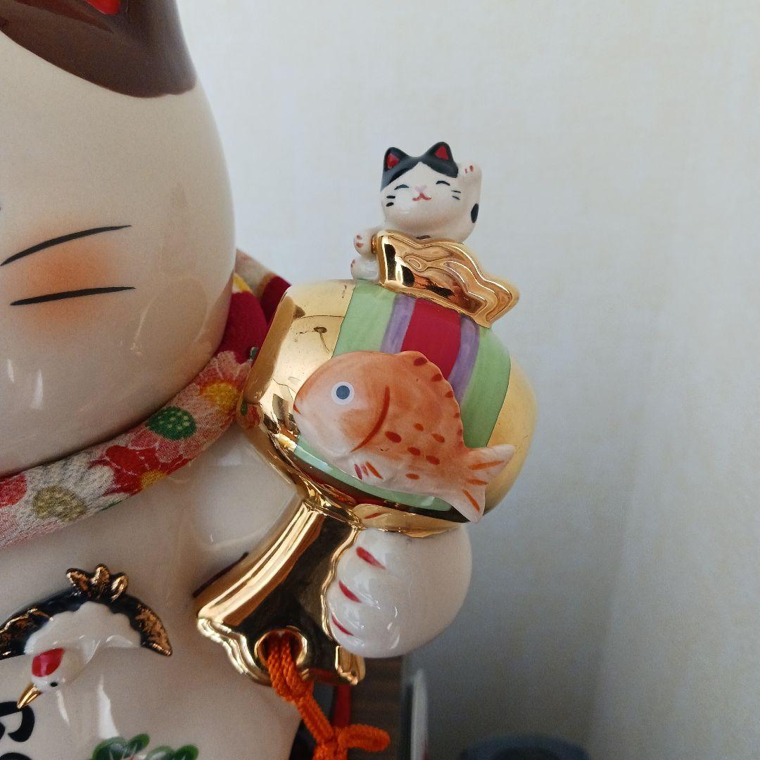 薬師窯 彩絵 招福大開運招き猫 (ちりめん 首輪.座布団付き) 置物