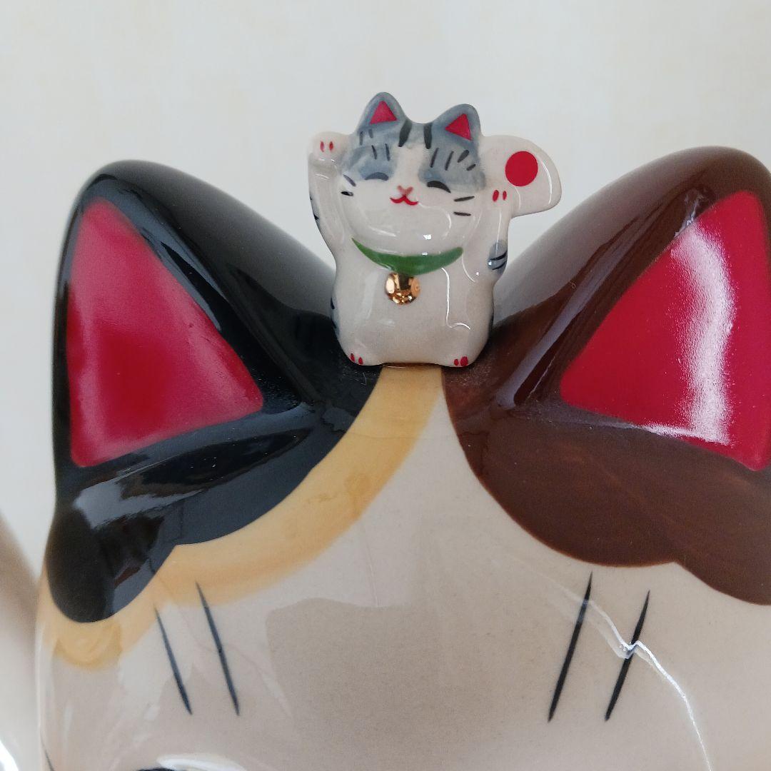 薬師窯 彩絵 招福大開運招き猫 (ちりめん 首輪.座布団付き) 置物