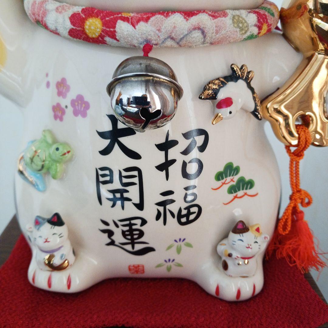 薬師窯 彩絵 招福大開運招き猫 (ちりめん 首輪.座布団付き) 置物