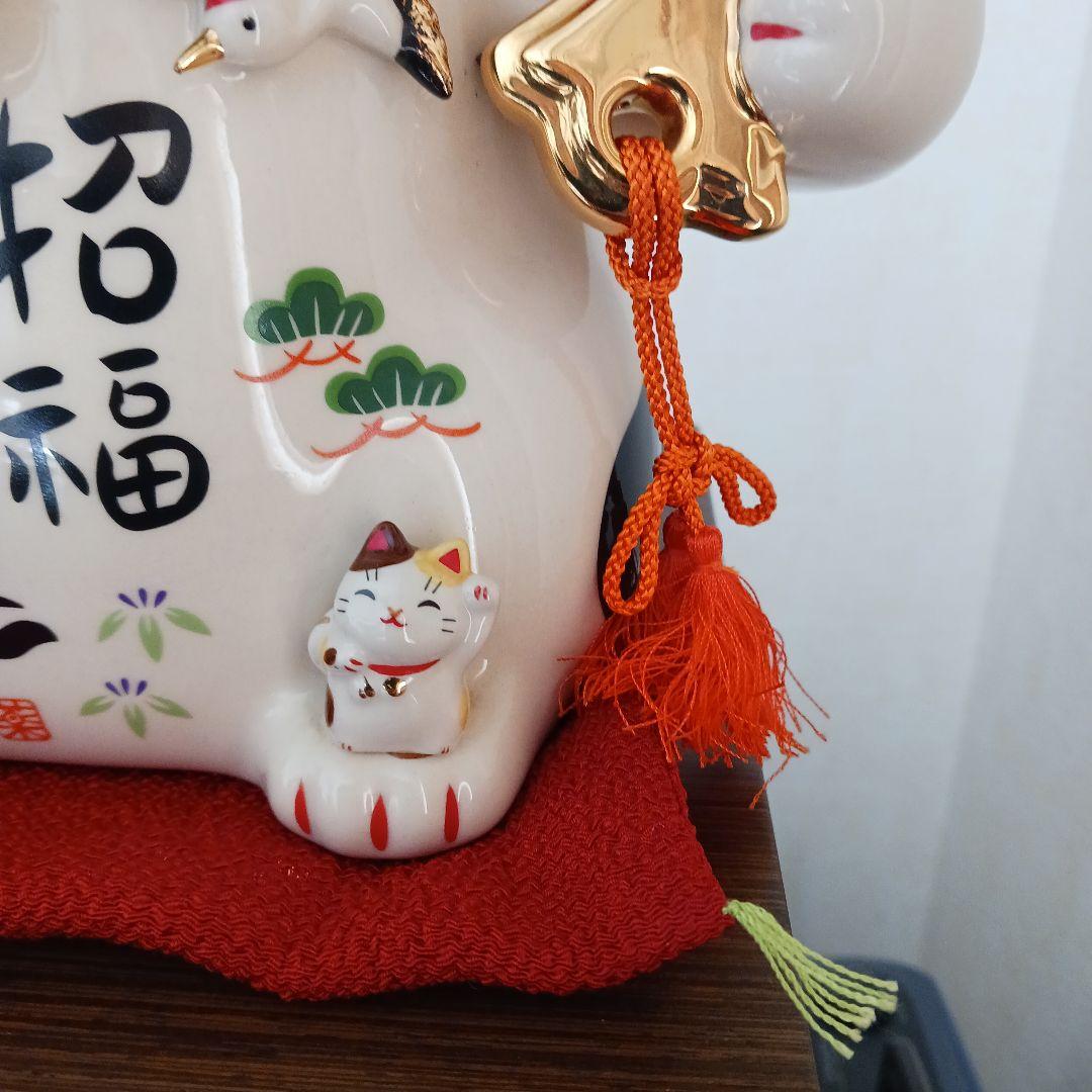 薬師窯 彩絵 招福大開運招き猫 (ちりめん 首輪.座布団付き) 置物