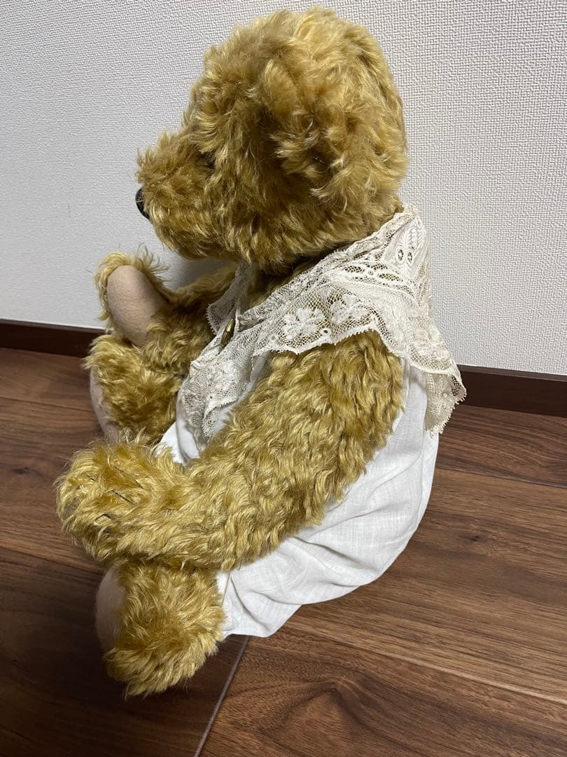 ベージュのぬいぐるみ 白いドレス