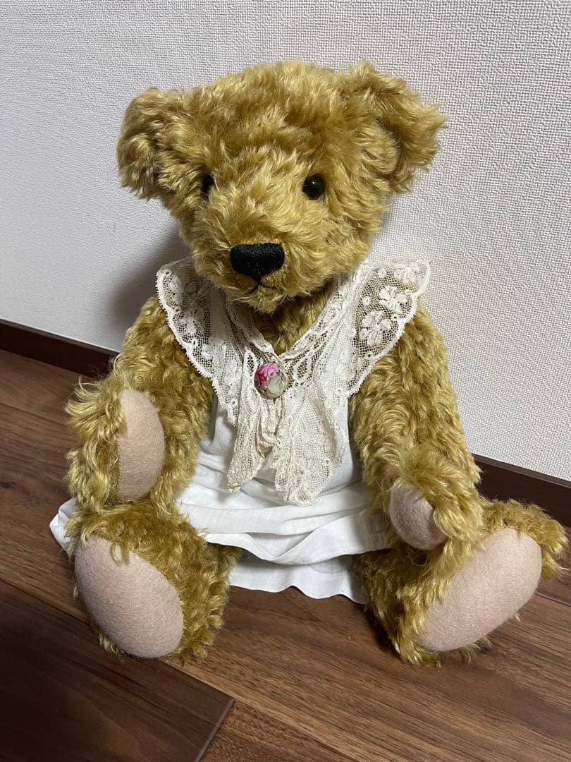 ベージュのぬいぐるみ 白いドレス