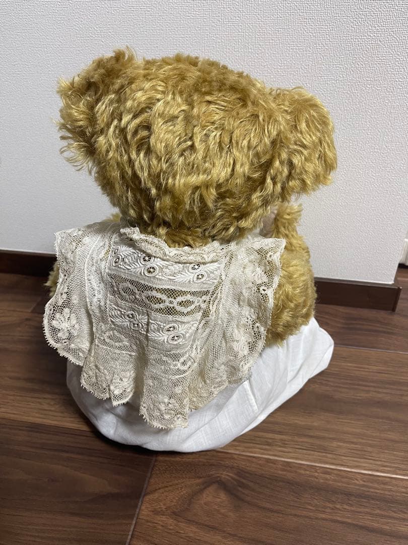 ベージュのぬいぐるみ 白いドレス