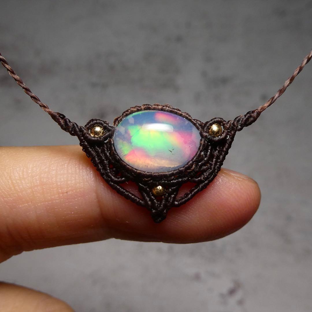 虹色オパールのマクラメネックレス