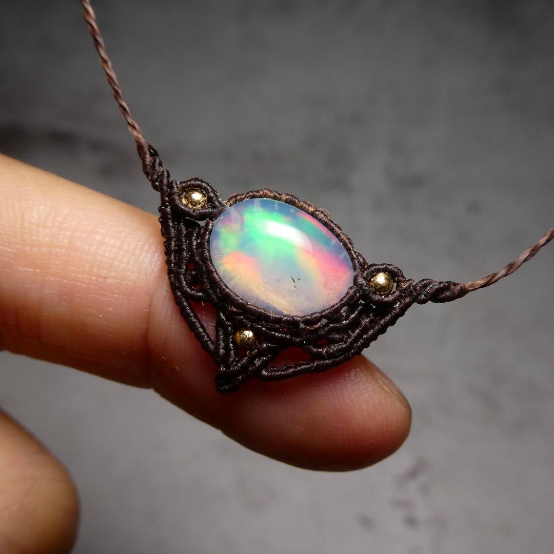 虹色オパールのマクラメネックレス