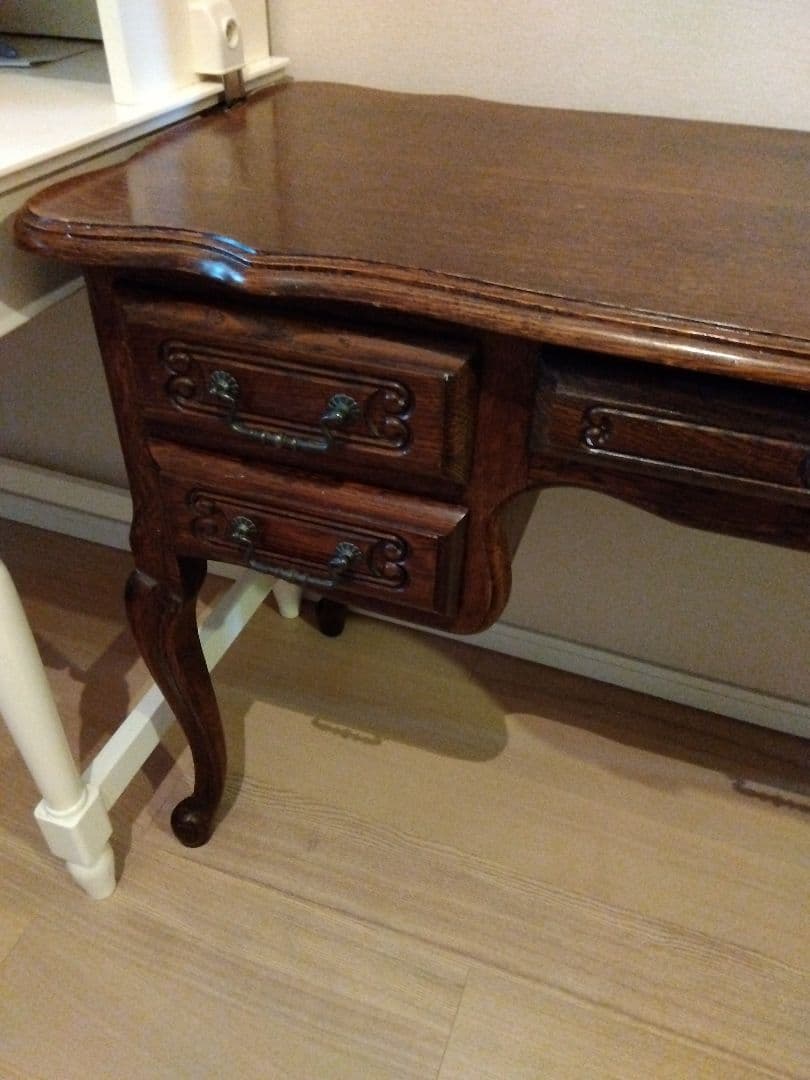 中古　海外輸入家具　ルーマニア製 デスク 机 ドレッサー 猫足 アンティーク調