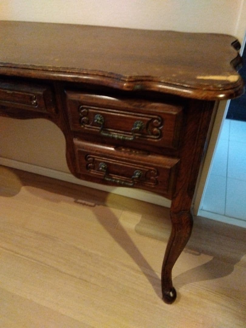 中古　海外輸入家具　ルーマニア製 デスク 机 ドレッサー 猫足 アンティーク調