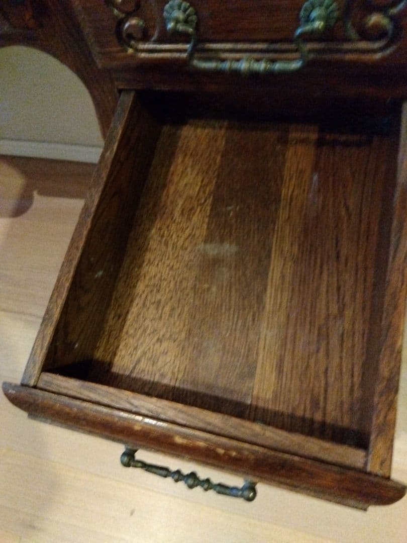 中古　海外輸入家具　ルーマニア製 デスク 机 ドレッサー 猫足 アンティーク調