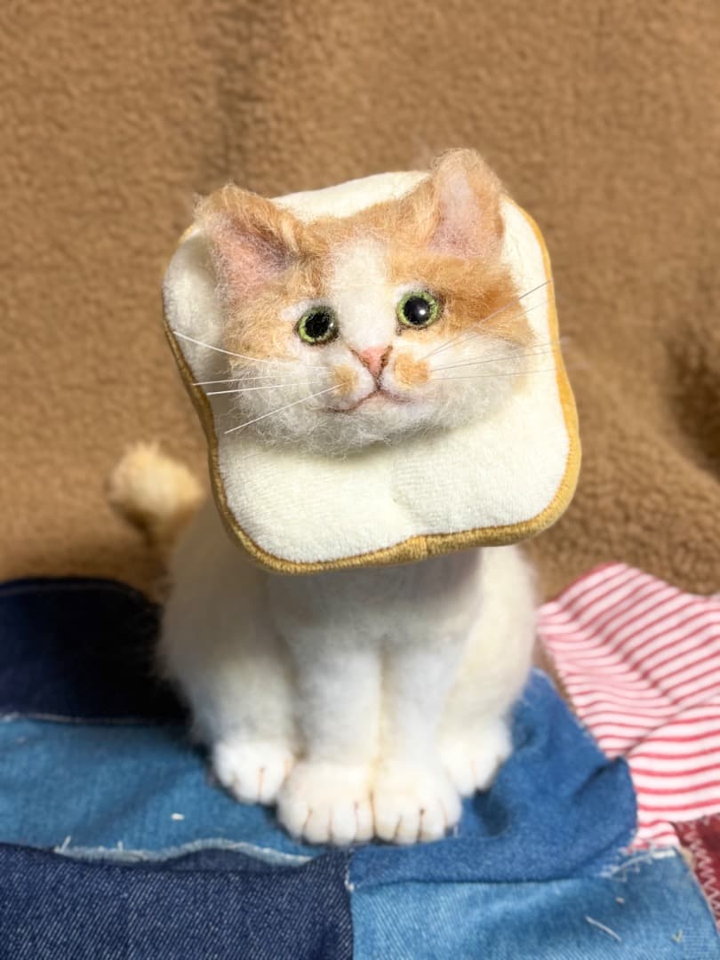 A猫　羊毛フェルト食パンのカラーをつけた茶白猫とアイス猫【ハンドメイド