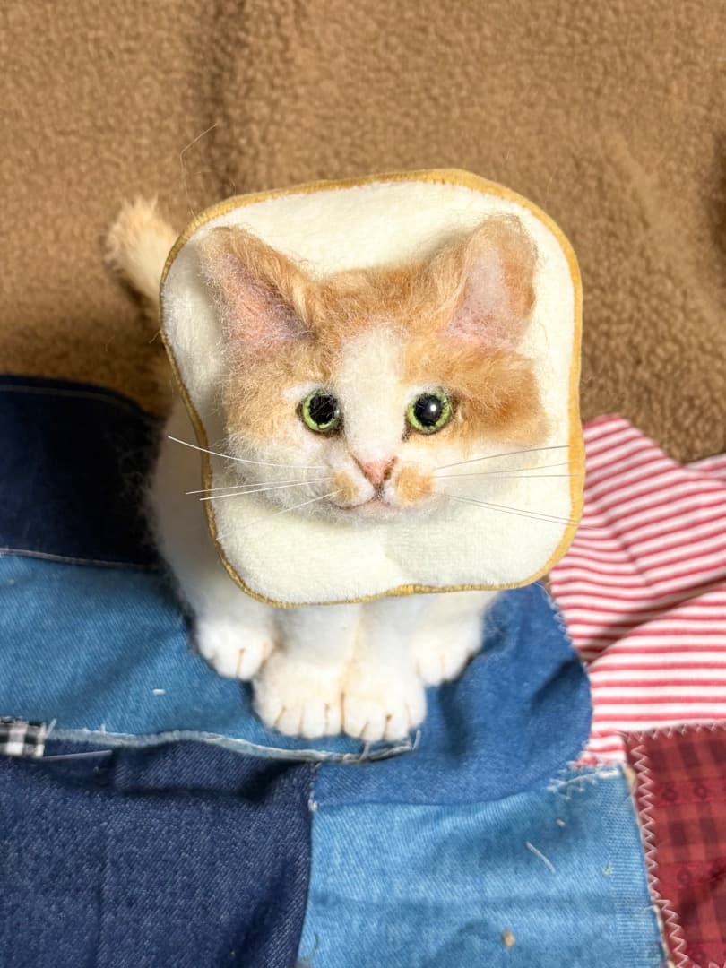 A猫　羊毛フェルト食パンのカラーをつけた茶白猫とアイス猫【ハンドメイド