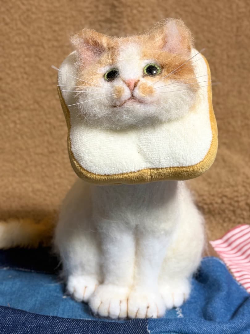 A猫　羊毛フェルト食パンのカラーをつけた茶白猫とアイス猫【ハンドメイド