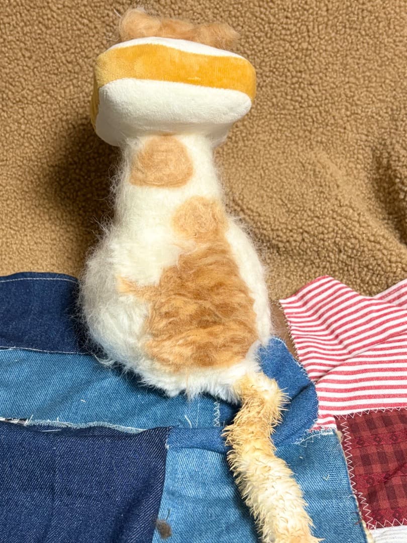 A猫　羊毛フェルト食パンのカラーをつけた茶白猫とアイス猫【ハンドメイド