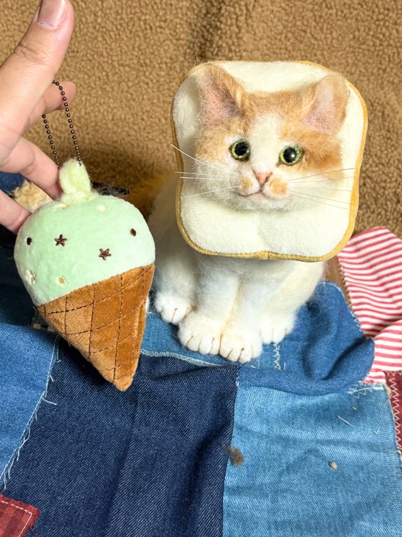 A猫　羊毛フェルト食パンのカラーをつけた茶白猫とアイス猫【ハンドメイド