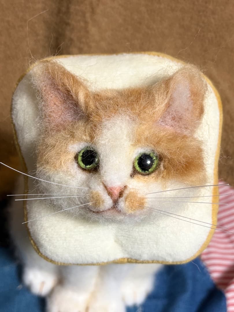 A猫　羊毛フェルト食パンのカラーをつけた茶白猫とアイス猫【ハンドメイド