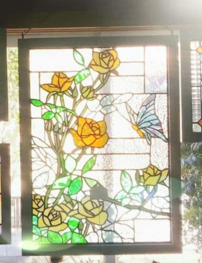ステンドグラス　黄色い蝶とバラのパネル