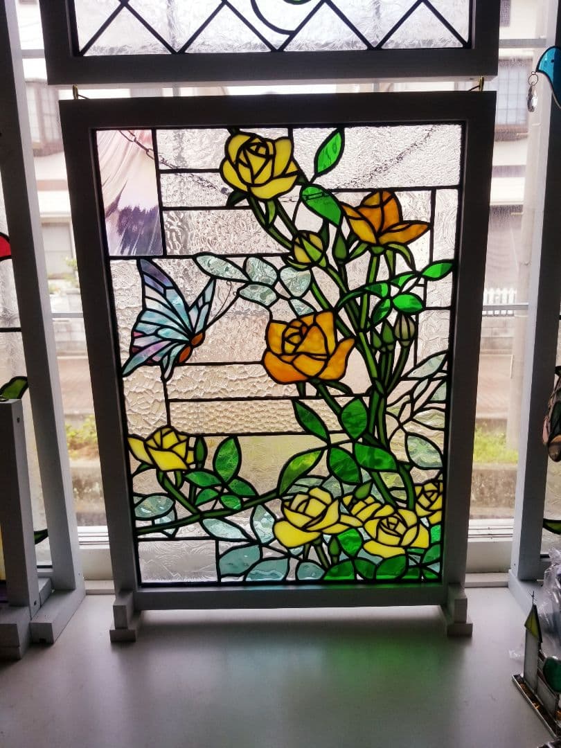 ステンドグラス　黄色い蝶とバラのパネル