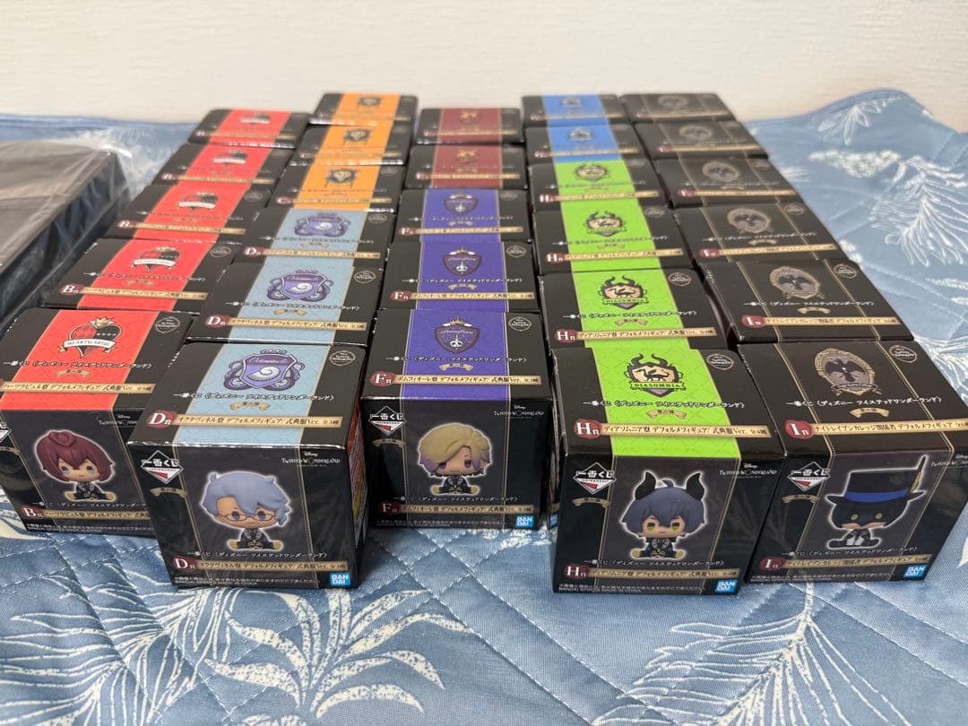 ツイステ 一番くじ デフォルメフィギュア 式典服コンプリートセット 収納ケース付