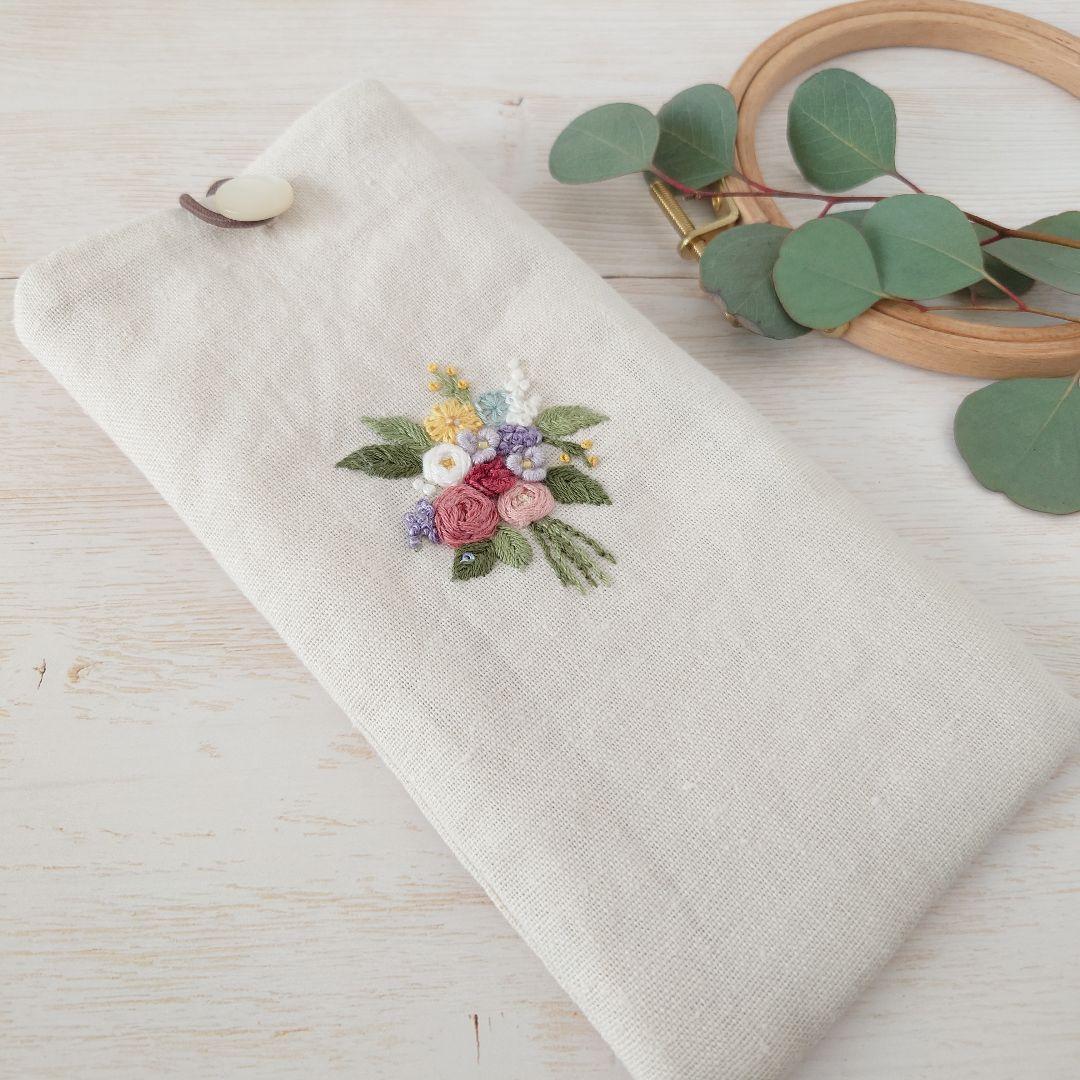 手刺繍入　貝ボタン付き メガネケース/ペンケース【フラワーブーケ】