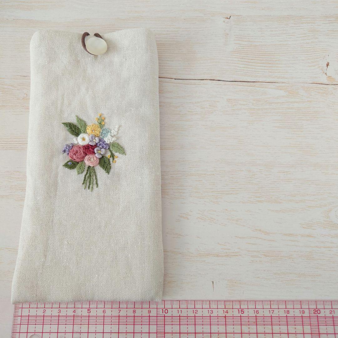 手刺繍入　貝ボタン付き メガネケース/ペンケース【フラワーブーケ】