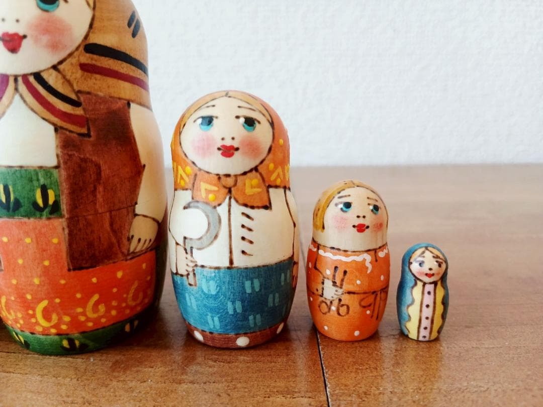 【LYH046】北欧ロシア雑貨 リューバ作のマトリョーシカ　農村一家