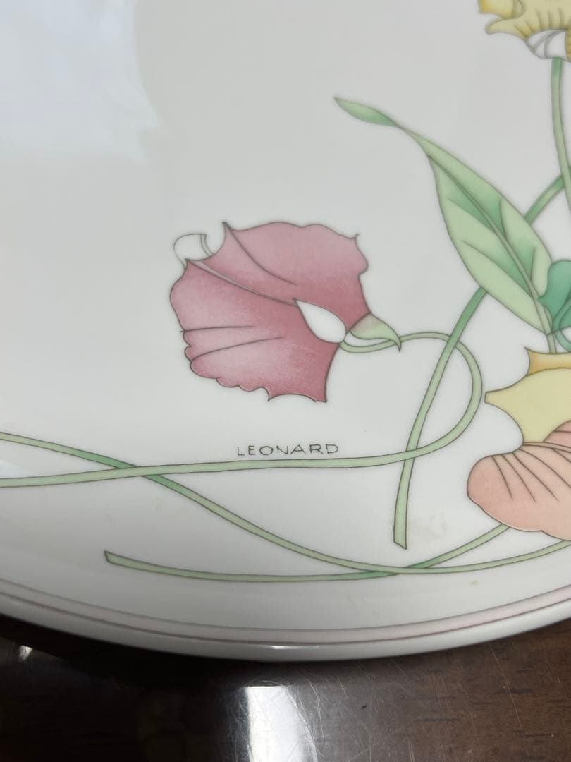 フッチェンロイター タヴォラ レオナルド パリスのサラダプレート