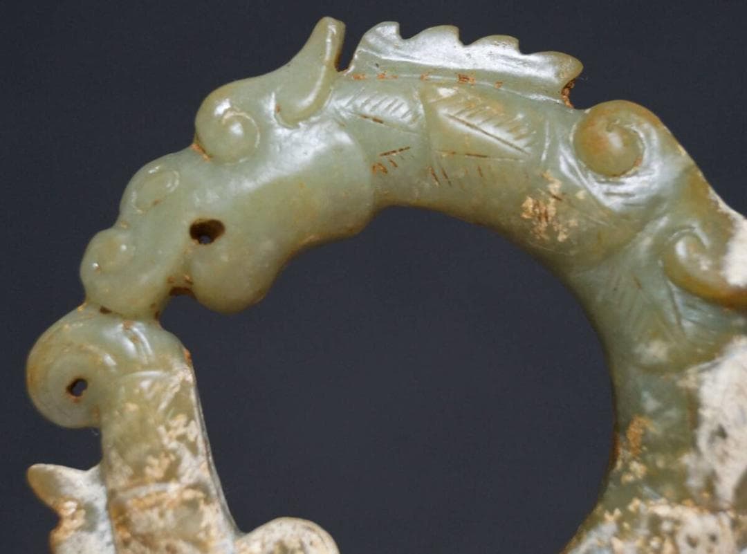 古代 和田玉(ホータン)細工立体彫り『古代龍』玉環龍佩根付 緒締玉 提げ物装飾品