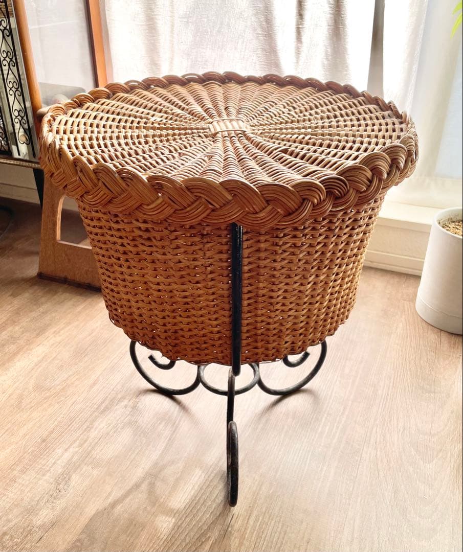 アンティーク 蓋付きカゴバスケット アイアンホルダー付き