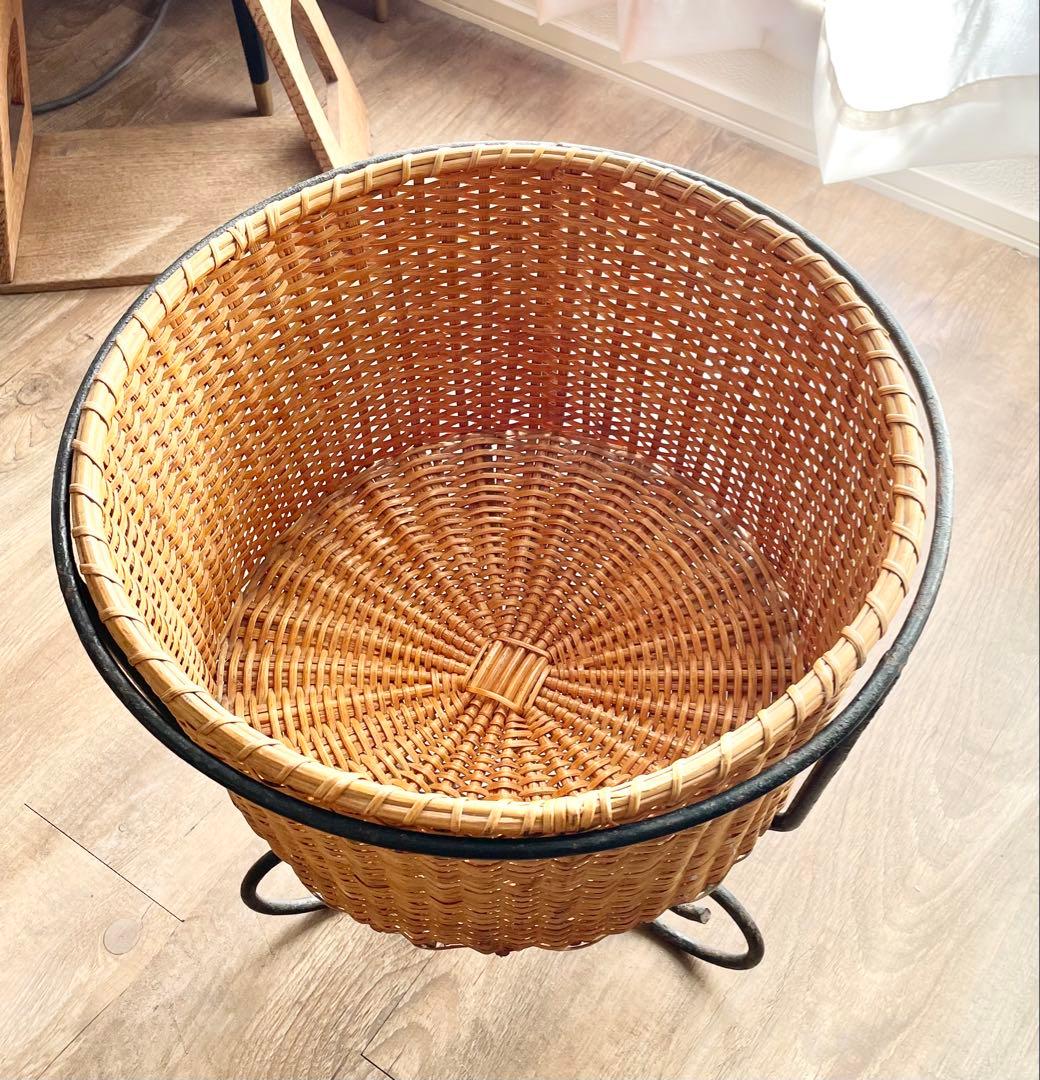 アンティーク 蓋付きカゴバスケット アイアンホルダー付き