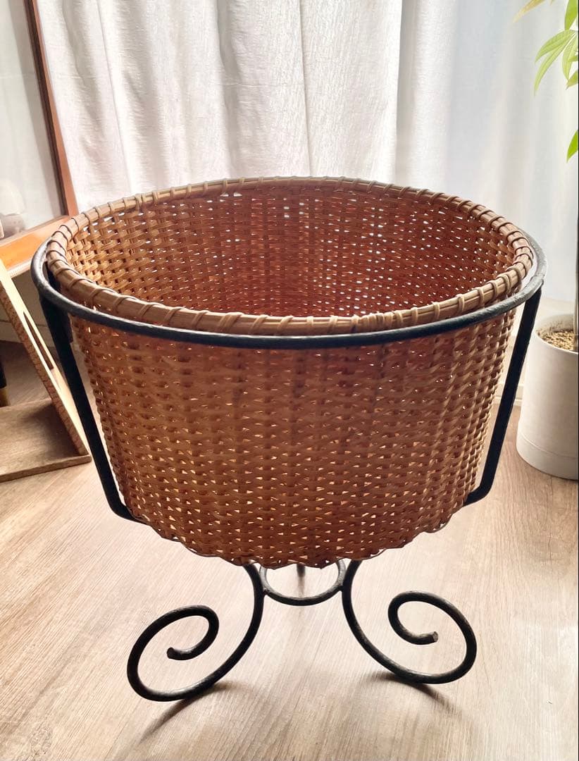 アンティーク 蓋付きカゴバスケット アイアンホルダー付き