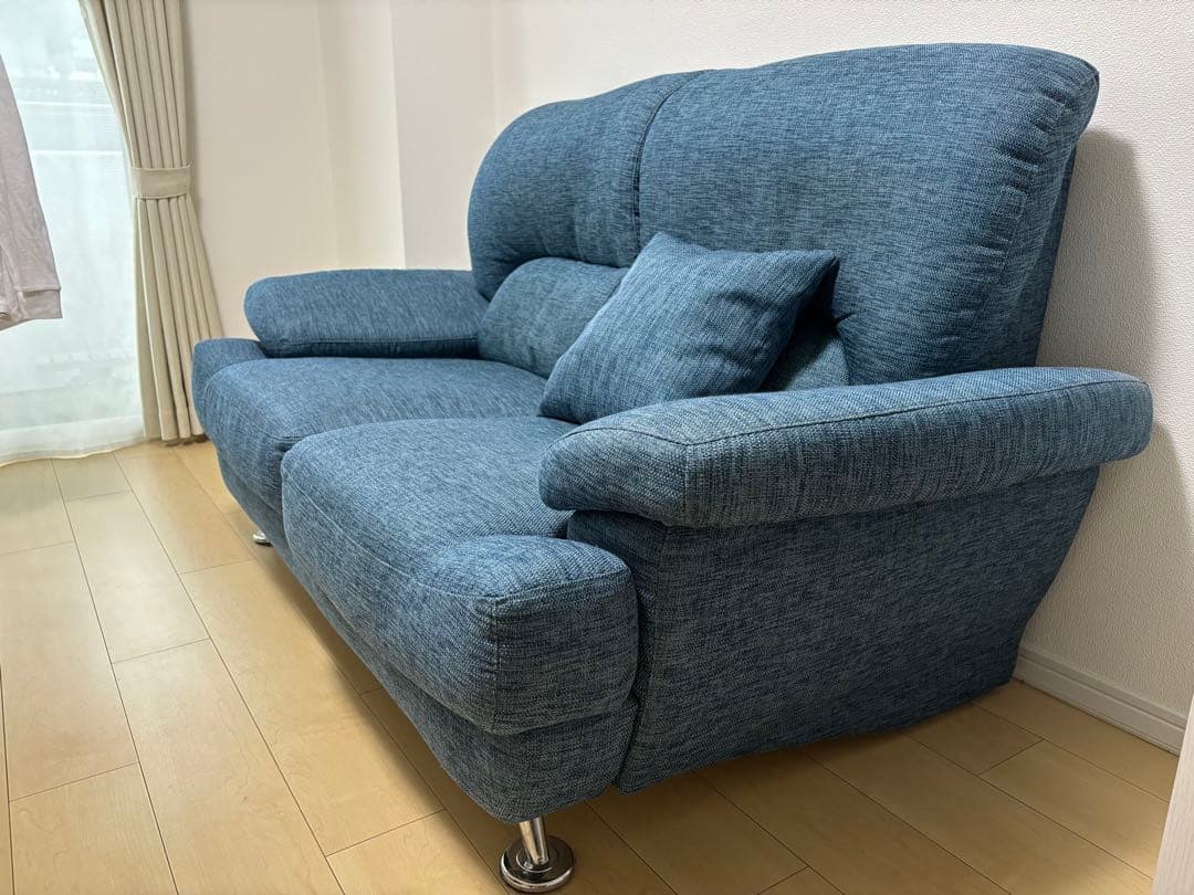 ニトリ　青い2人掛けソファ、クッション付き
