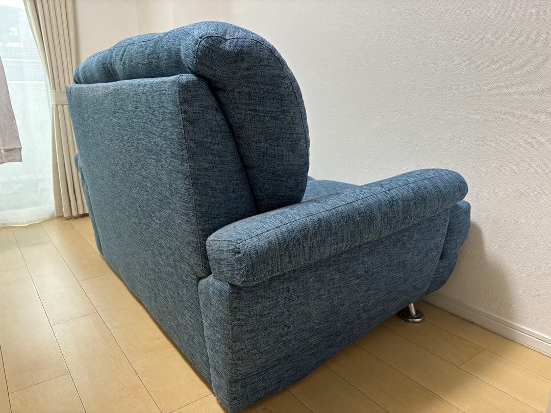 ニトリ　青い2人掛けソファ、クッション付き