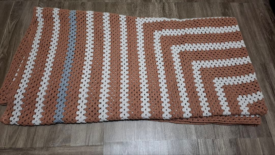 毛糸で手編みした炬燵正方形上掛け