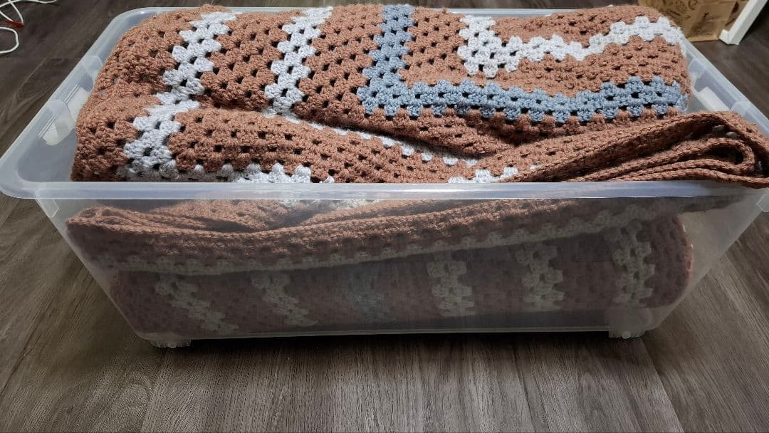 毛糸で手編みした炬燵正方形上掛け