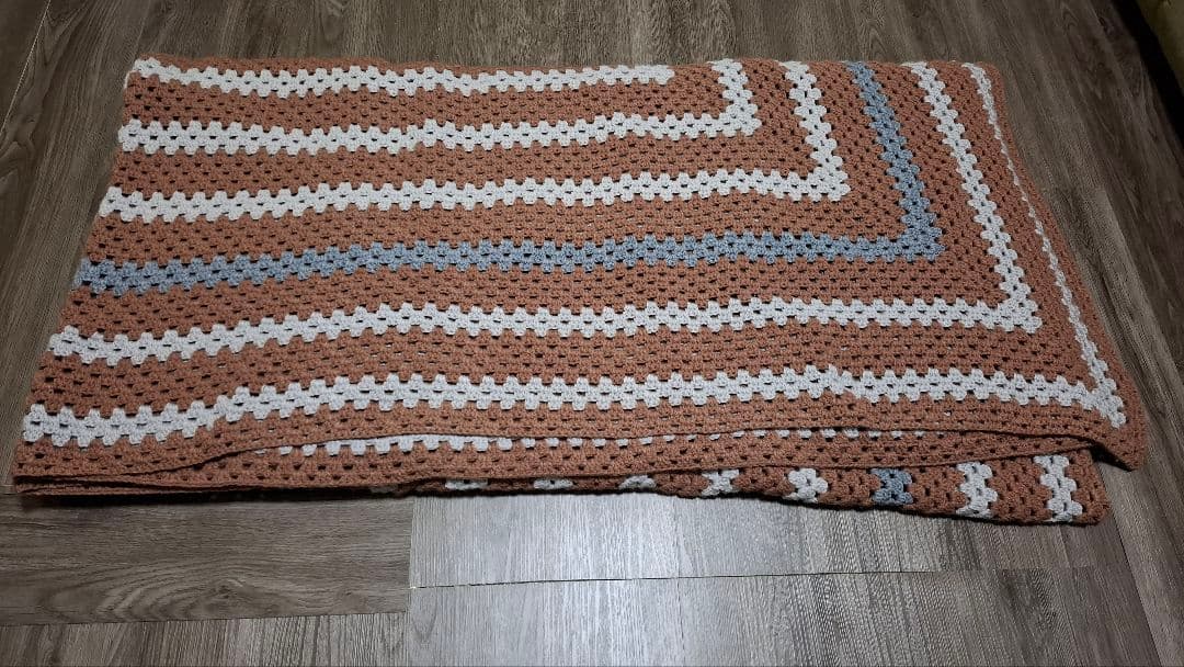 毛糸で手編みした炬燵正方形上掛け