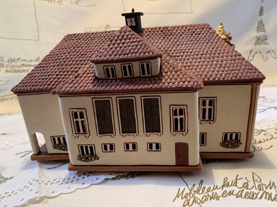 ドイツ製　置物　レアな大型の未使用の陶器のキャンドルハウス細かく作られて可愛い！