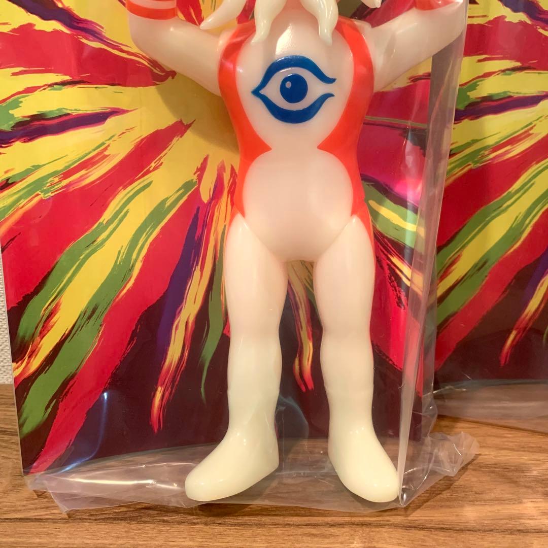 超復刻版タローマンソフビ人形 ノーマル 蓄光 2体セット - メルカリ