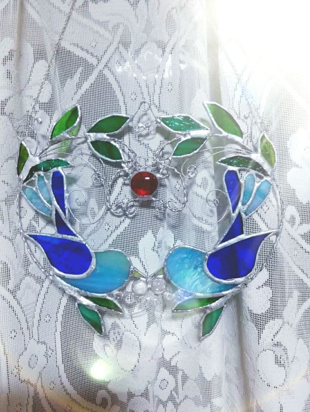 幸運を呼ぶ！平和のシンボル　ステンドグラス製ツインバードのサンキャッチャー