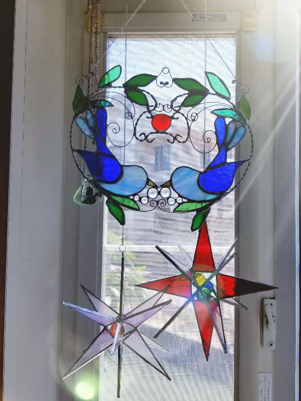 幸運を呼ぶ！平和のシンボル　ステンドグラス製ツインバードのサンキャッチャー
