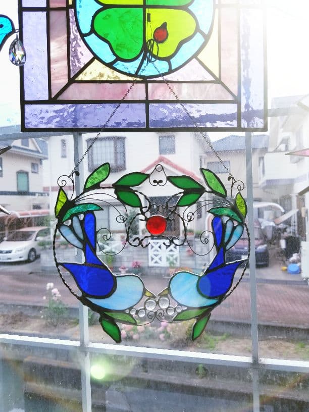 幸運を呼ぶ！平和のシンボル　ステンドグラス製ツインバードのサンキャッチャー